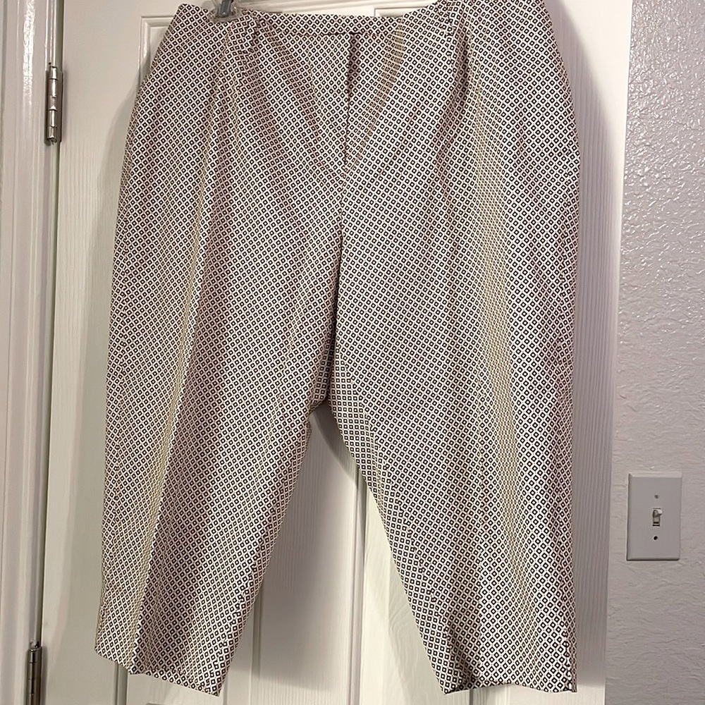 Capri Pants with back pocket and belt loops